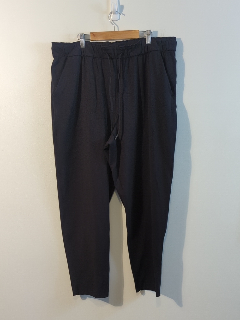 LULULEMON ATHLETICA black relaxed drawstring joggers - size 16